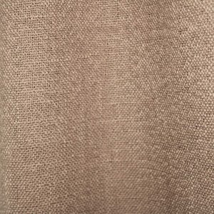 soft taupe gordijnen uit de boucloir collectie waarbij de details van de stof in beeld zijn