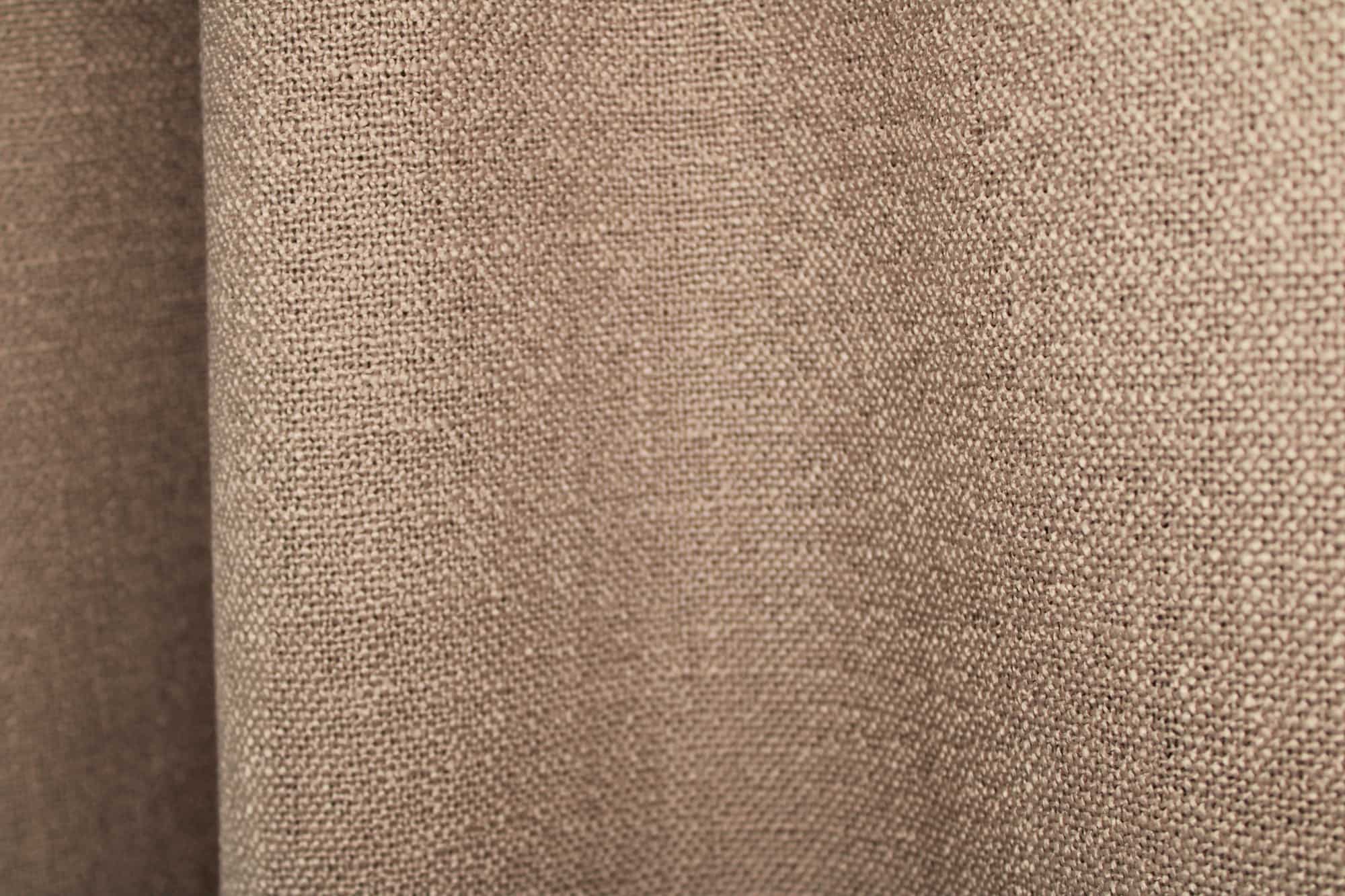 soft taupe gordijnen uit de boucloir collectie waarbij de details van de stof in beeld zijn