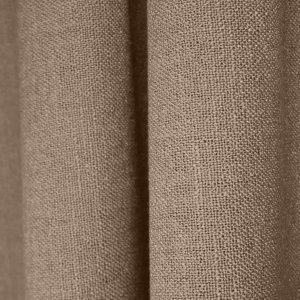 taupe gordijnen van de boucloir collectie, jc2602 okika, sfeerfoto van de gordijnen geplooid