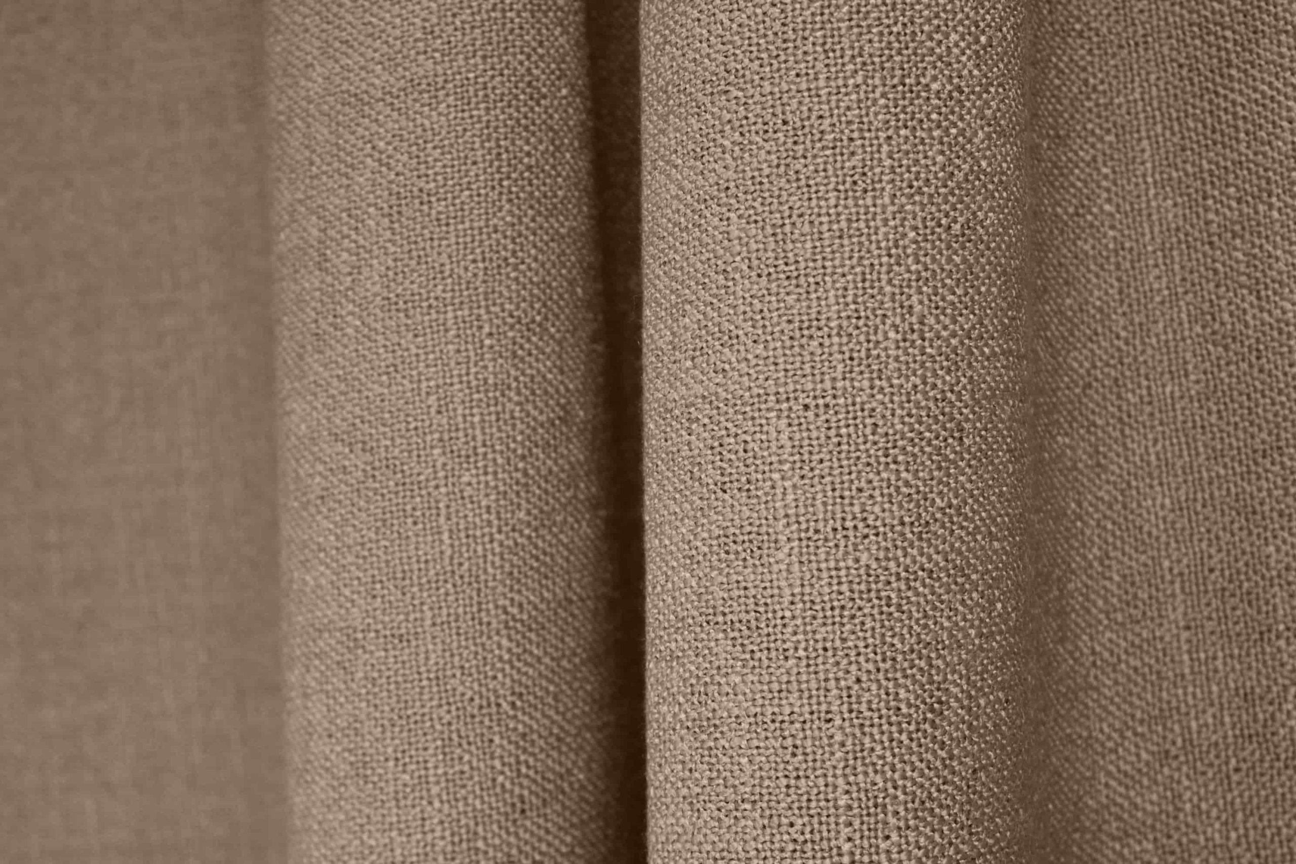 taupe gordijnen van de boucloir collectie, jc2602 okika, sfeerfoto van de gordijnen geplooid