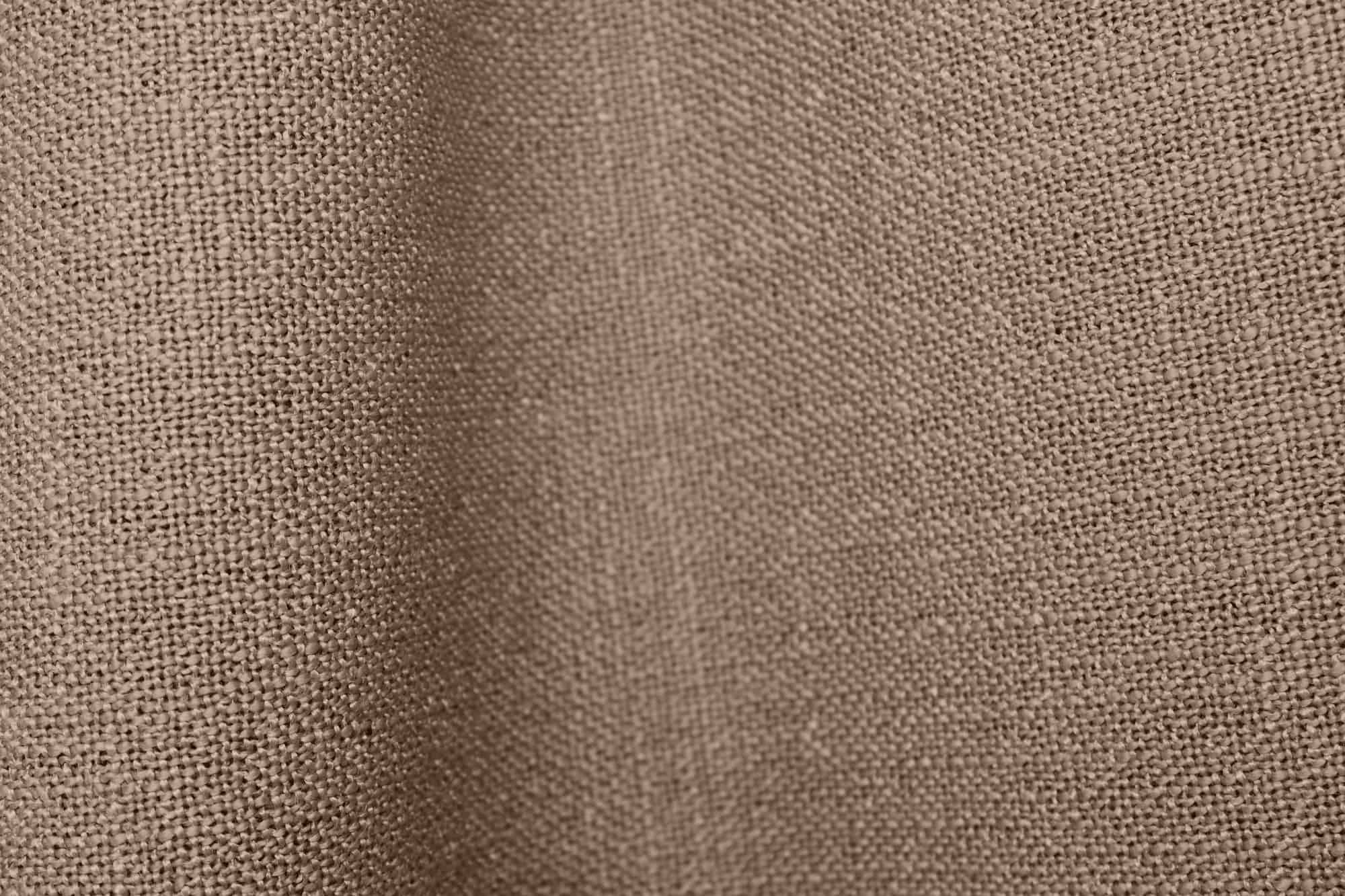 Close up van taupekleurige gordijnstof uit de Boucloir collectie JC2602, semilichtdoorlatende stof
