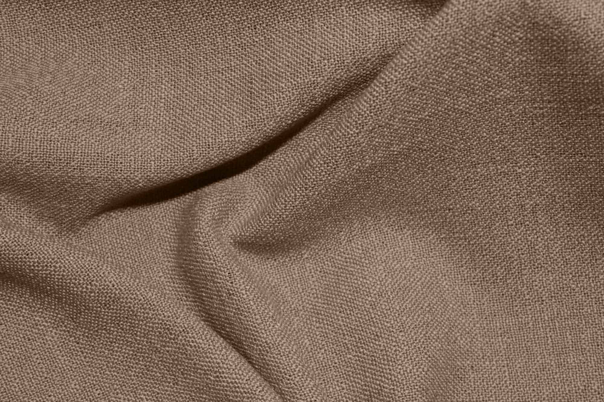 overtwist garen van de semi lichtdoorlatende taupe gordijnen uit de boucloir collectie van okika