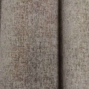 Sfeerfoto van taupekleurige teddy chenille gordijnen van Okika, getoond in de plooi, met een rustige en warme uitstraling.