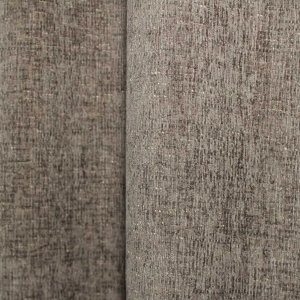 Stofdetails van taupekleurige teddy chenille gordijnen van Okika, met een teddy zachte structuur en een chenille weving bij daglicht.