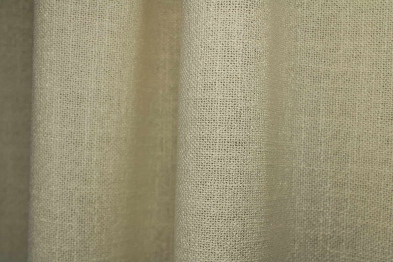 Witte gordijnen uit de Boucloir collectie JC2602 sfeer foto van gordijnen in plooien met een natuurlijke lichtinval door de stof.