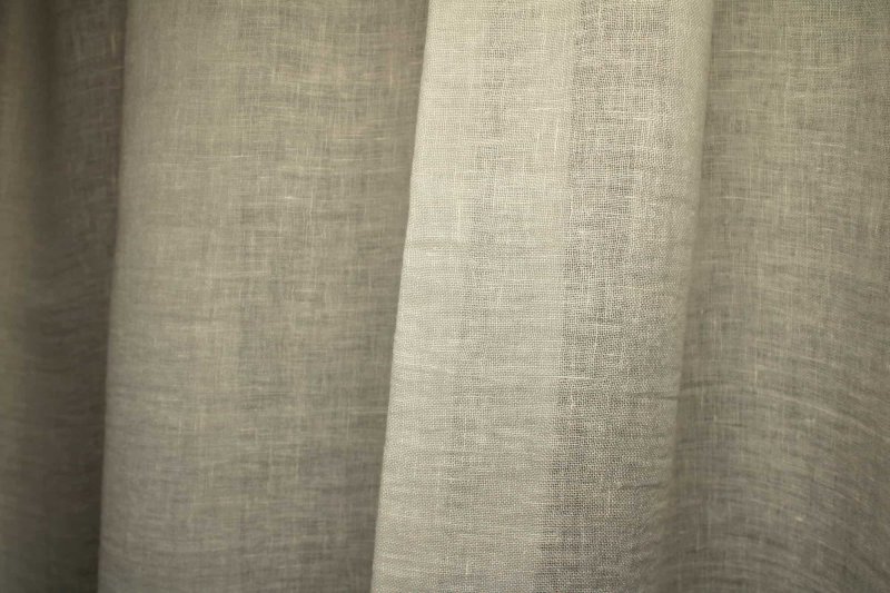 Sfeerfoto van witte inbetween linnen gordijnen uit de Opale collectie JC1999, een sfeerbeeld met gordijnen in plooien.