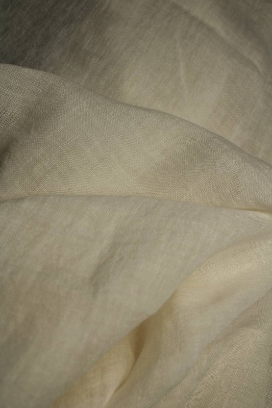 witte inbetween linnen vouwgordijnen, sfeerbeeld van de stof, stofdetails en structuur in beeld
