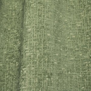 Stofdetails van zachtgroene teddy chenille gordijnen van Okika, met zicht op de volle teddy chenille structuur en een gelijkmatige weving bij daglicht.