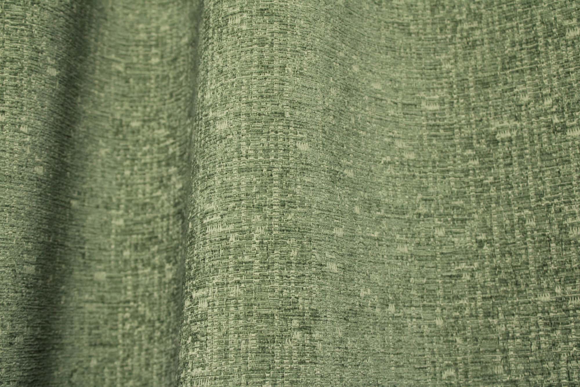 Stofdetails van zachtgroene teddy chenille gordijnen van Okika, met zicht op de volle teddy chenille structuur en een gelijkmatige weving bij daglicht.