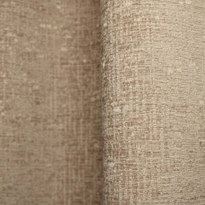 Stofdetails van zandkleurige teddy chenille gordijnen van Okika, met een volle, zachte teddy structuur en gelijkmatige chenille weving zichtbaar bij daglicht.