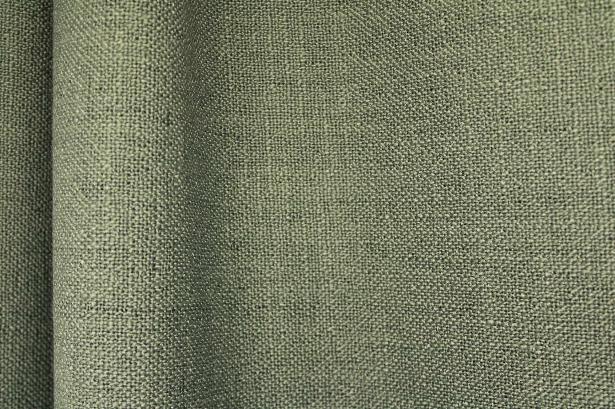 Close-up van de stofdetails van zeegroene gordijnen uit de Boucloir collectie JC2610, natuurlijke textuur en structuur zichtbaar in de plooien van het gordijn.