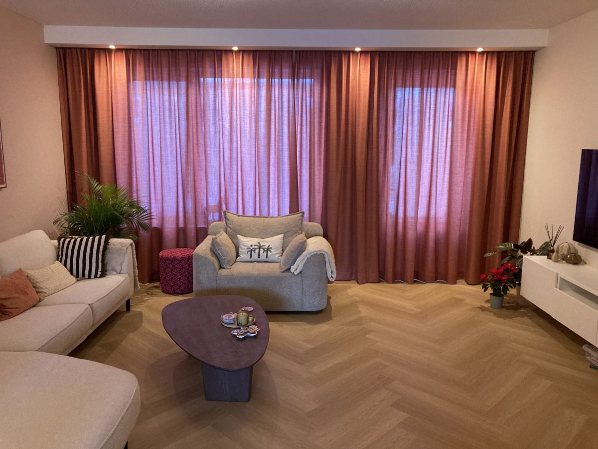 Florain-donker-roze-gordijnen-dicht-woonkamer-klant-sfeerfoto Florain-donker-roze-gordijnen-dicht-woonkamer-klant-sfeerfoto