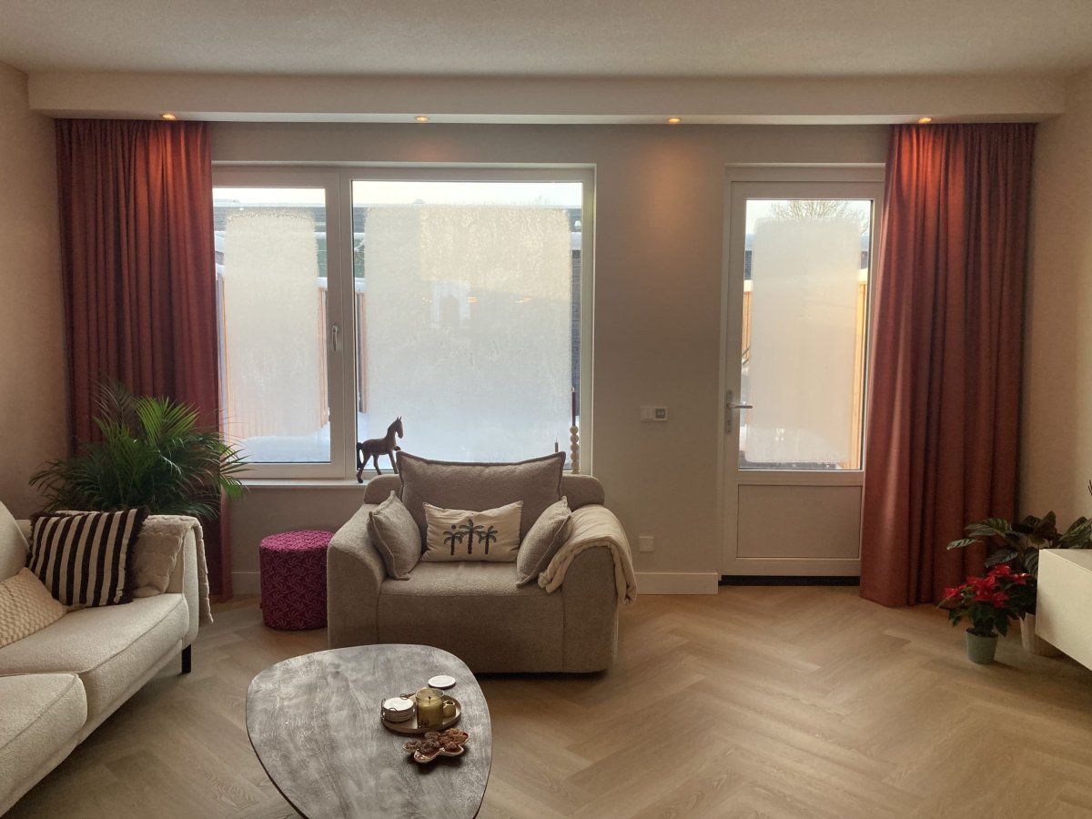 Florain-donker-roze-gordijnen-open-woonkamer-klant-sfeerfoto Florain-donker-roze-gordijnen-open-woonkamer-klant-sfeerfoto