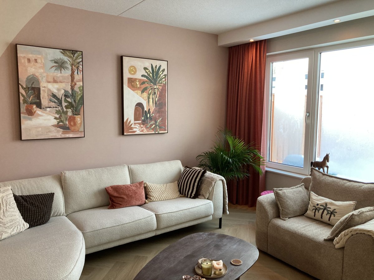 Florain-donker-roze-woonkamer-klant-zitgedeelte-sfeerfoto Florain-donker-roze-woonkamer-klant-zitgedeelte-sfeerfoto