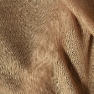 Sfeerfoto van beige vouwgordijnen uit de Saphira Light collectie, getoond in vouwen.