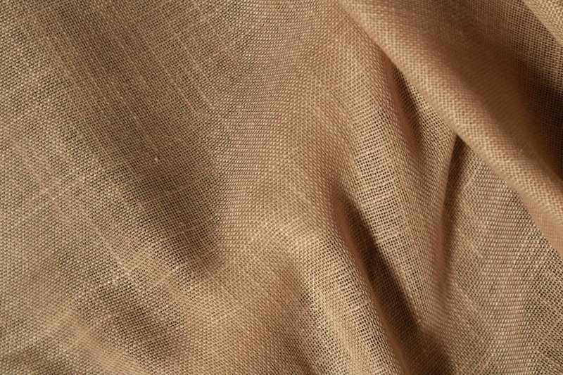 Sfeerfoto van beige vouwgordijnen uit de Saphira Light collectie, getoond in vouwen.