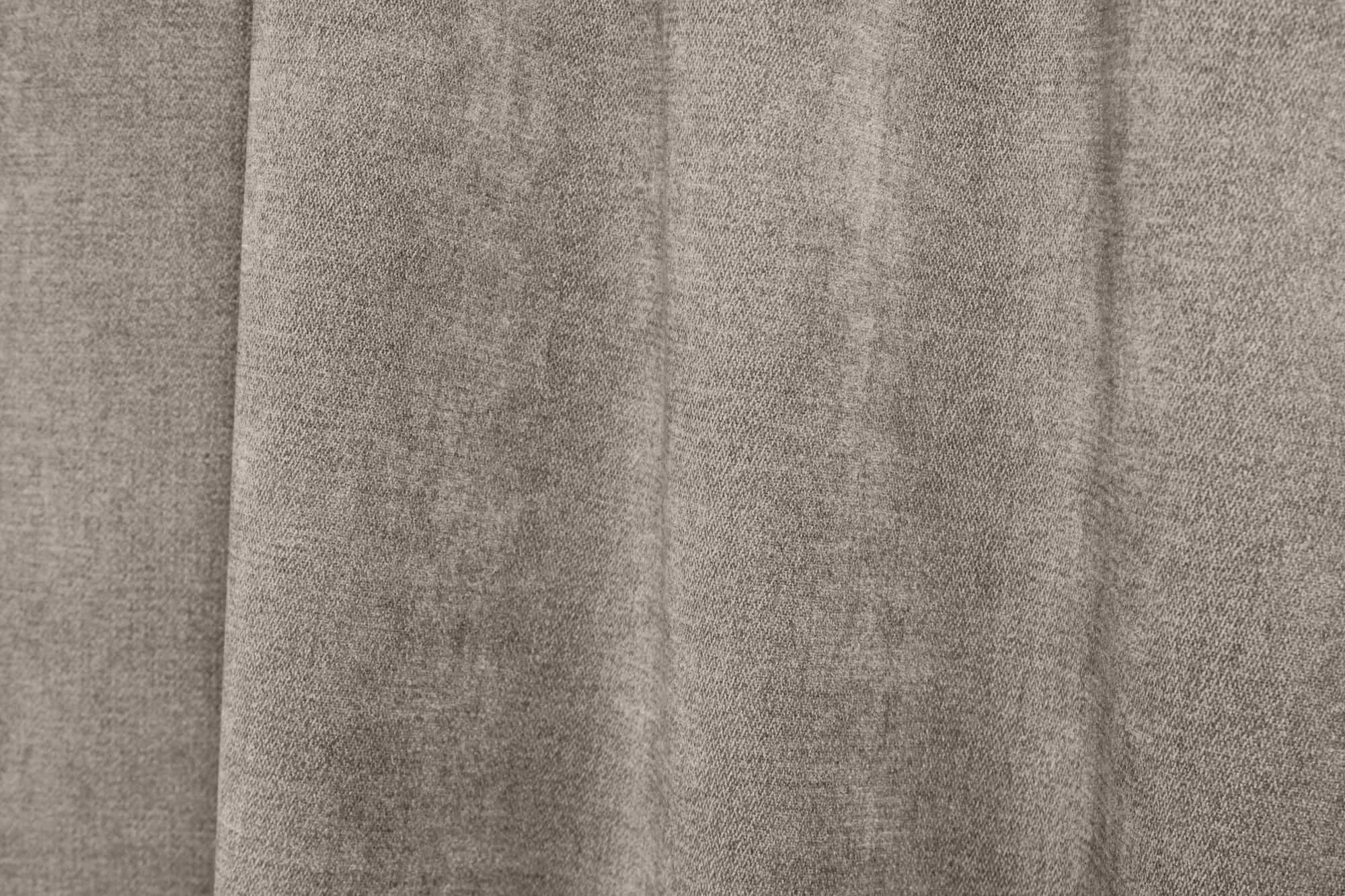 Soft taupe chenille gordijnen, getoond als sfeerfoto met de stof in de plooi met een subtiel visgraat patroontje