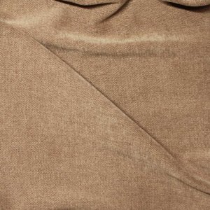 vouwgordijnen van chenille in soft taupe, weergegeven als sfeerfoto met soepel vallende stof en een rustige uitstraling