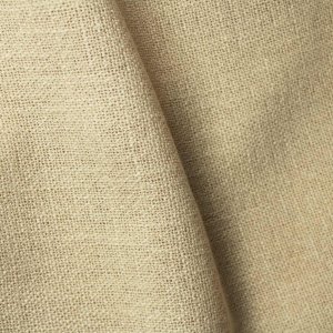 Sfeerfoto van crème vouwgordijnen uit de Boucloir collectie, met een bouclé achtige overtwist garen met grove structuur