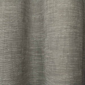 Sfeerfoto van grijze inbetween linnenlook gordijnen. De gordijnen zijn in plooien opgehangen en zorgen voor een zachte lichtinval.