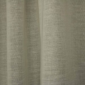 Sfeerfoto van ivoor linnenlook gordijnen in een licht en rustig interieur. De gordijnen hangen in plooien en zorgen voor een zachte, natuurlijke lichtinval.