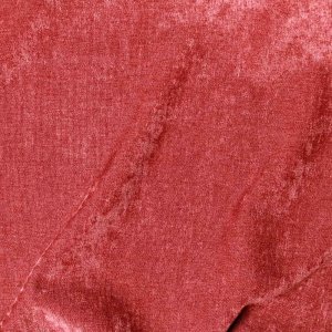 Oudroze vouwgordijnen van chenille met een zachte krijtfinish, getoond als sfeerfoto met de stof in vouwen en een warme, rustige uitstraling