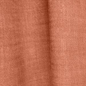 oranje gordijnen in uit de elegance collectie, roestkleurige tint en sfeerfoto van de stof hangend in de plooi