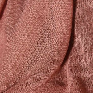 Roze vouwgordijnen uit de Saphira Light collectie, in vouwen gepresenteerd met zachte daglichtinval, stf structuur goed zichtbaar