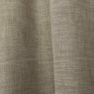 Sfeerbeeld van soft taupe linnenlook gordijnen in een licht interieur. De gordijnen hangen in plooien en zorgen voor een rustige, warme lichtinval