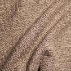 Soft taupe vouwgordijnen uit de Boucloir collectie, bouclé achtige stof met overtwist garen, sfeerfoto