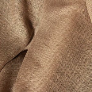 Sfeerbeeld van soft taupe vouwgordijnen uit de Saphira Light collectie, in vouwen geplaatst met rustige lichtinval.