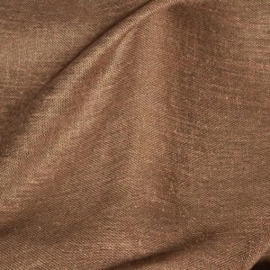 Sfeerfoto van taupe inbetween vouwgordijnen uit de Saphira Light collectie, met een linnen look en een rustige, natuurlijke uitstraling