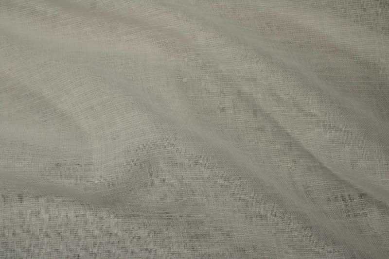 Witte linnenlook vouwgordijnen, in vouwen getoond in een lichte interieursetting met zachte daglichtinval.