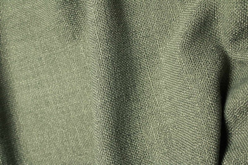 Zeegroene vouwgordijnen van een bouclé achtige stof met overtwist garen, sfeerfoto