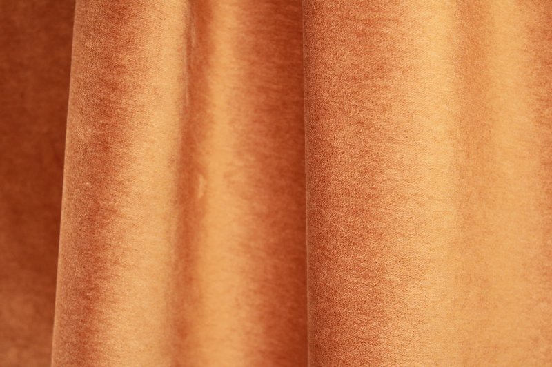 Noble Velours gordijnen in cognac met diepe kleur, luxe velours stof hangend in de plooi