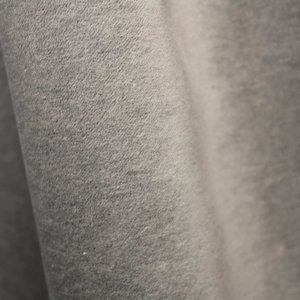 De grijze velours uit de Noble collectie SYM2682 in een gedetailleerde close up van het stofpatroon.