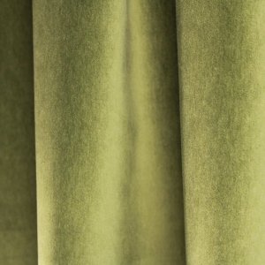 Sfeer foto van groene velours gordijnen uit de Noble collectie SYM2680 hangend in een volle plooi