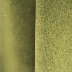 Stofdetails van groene velours gordijnen uit de Noble collectie SYM2680 met zichtbare vleug en zachte glans.