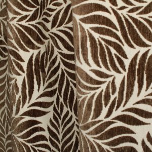 Sfeerbeeld van jacquard chenille gordijnen in taupe met ingeweven bladmotief, met rustig vallende plooien