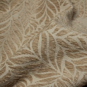 Close-up van jacquard chenille gordijnen in zand met ingeweven bladmotief, details van de stofstructuur