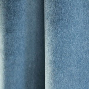 Sfeer foto waarop de kobaltblauwe velours gordijnen uit de Noble collectie SYM2683 stijlvol in plooi hangen.