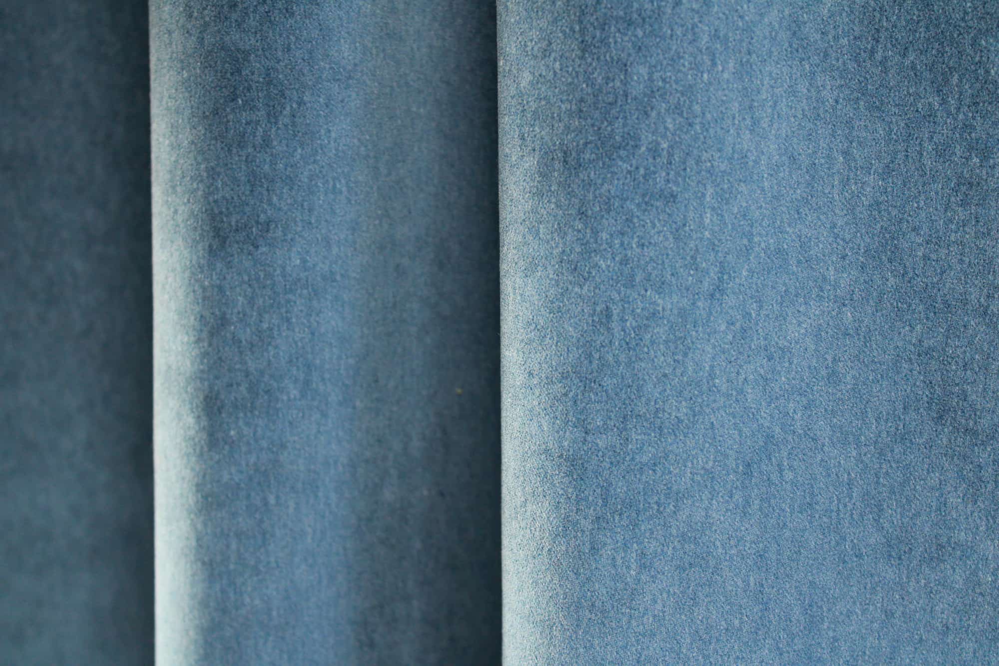 Sfeer foto waarop de kobaltblauwe velours gordijnen uit de Noble collectie SYM2683 stijlvol in plooi hangen.