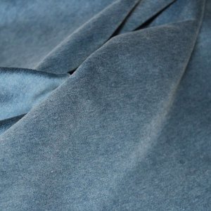 Close up stofstructuur van kobaltblauwe velours gordijnen uit de Noble collectie SYM2683 met zichtbare vleug.