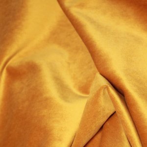 Okergele velours Noble collectie SYM2679 vastgelegd in een close up waarbij de zachte glans zichtbaar wordt.