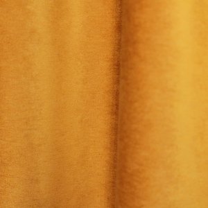 fstructuur van okergele velours gordijnen SYM2679 met nadruk op de volle, egale vezelstructuur.