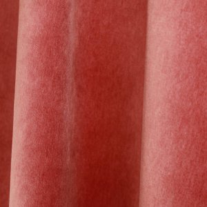 Sfeer foto van roze velours gordijnen uit de Noble collectie SYM2677 hangend in een volle plooi.