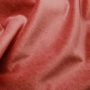 Close up stofstructuur van roze velours gordijnen uit de Noble collectie SYM2677 met zichtbare vleug en de subtiele glans van de velours stof