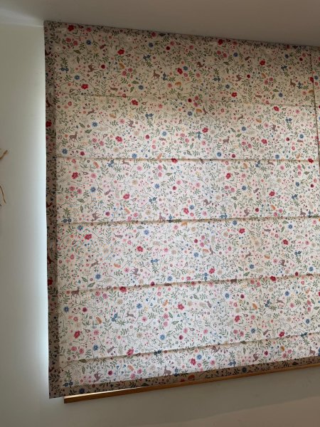 Close up van vouwgordijn met sprankel bloemen print in kinderkamer klantproject, kwaliteit confectie van okika