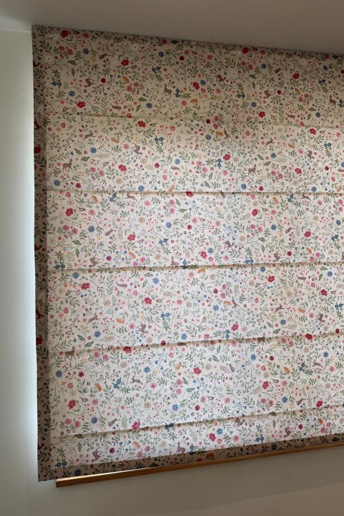 Close up van vouwgordijn met sprankel bloemen print in kinderkamer klantproject, kwaliteit confectie van okika