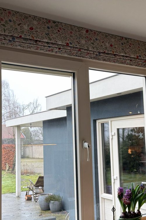 Okika vouwgordijn met sprankel bloemen print dicht in kinderkame, sfeerfoto vam het vouwgordijn in de ruimte